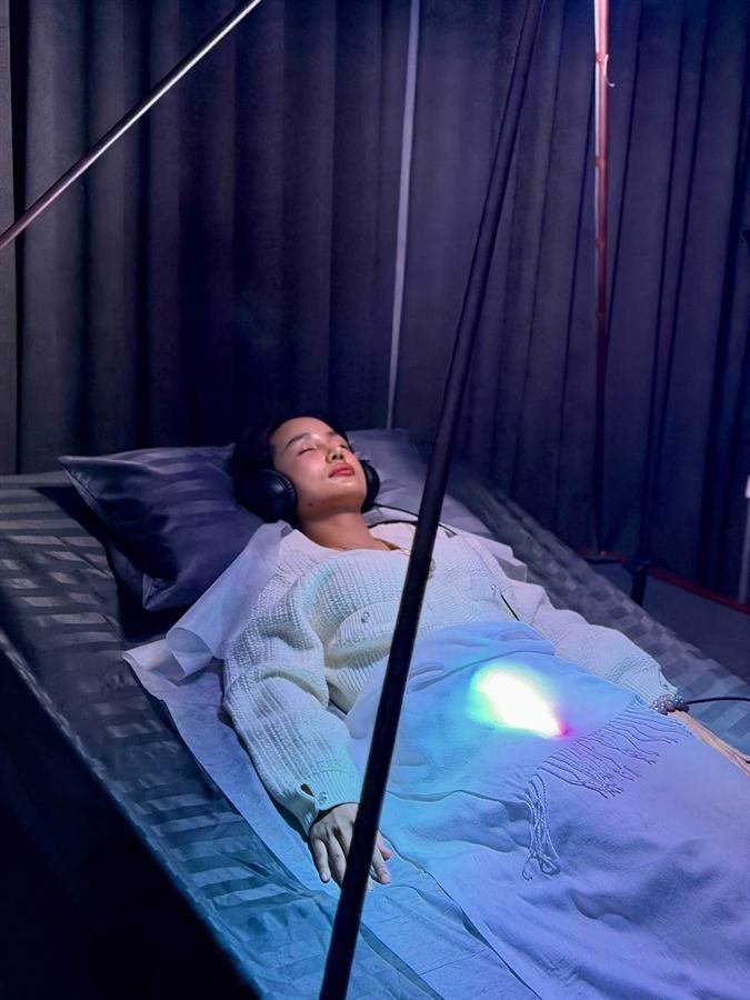 Devessa light wellness session bed with blue illumination