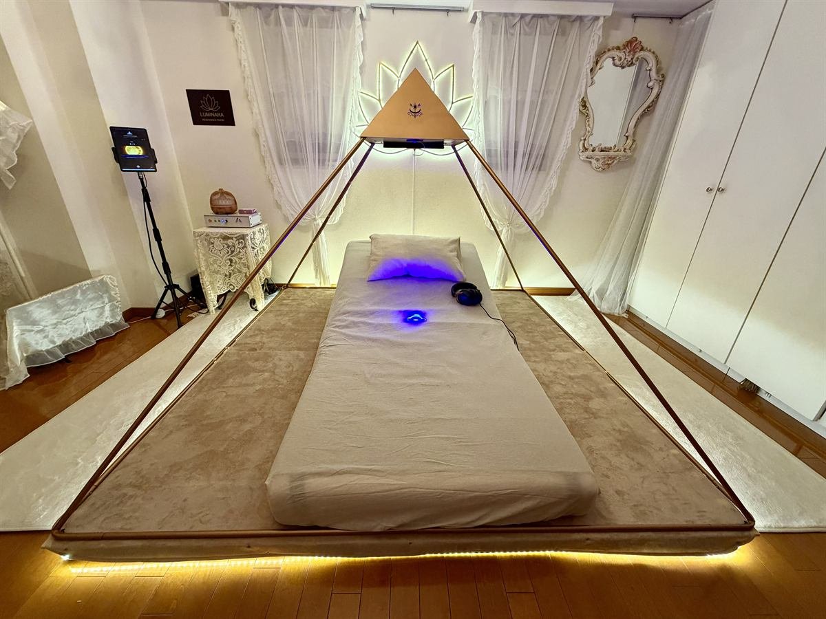 Ginza Pyramid session bed under the Luminara Pyramid