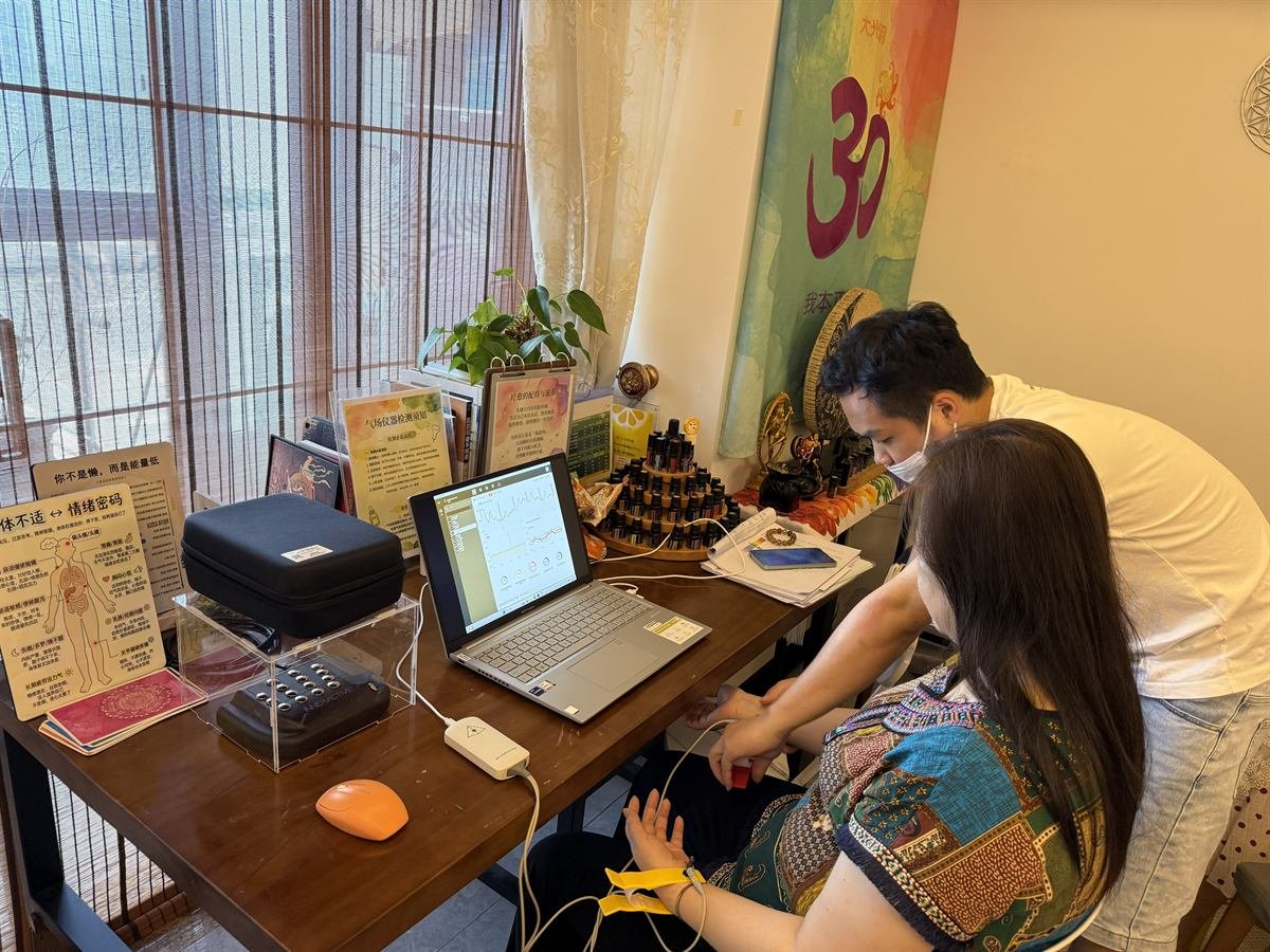 Liaoxiang Youqu Aromatherapy consultation with wellness technology in Xiamen