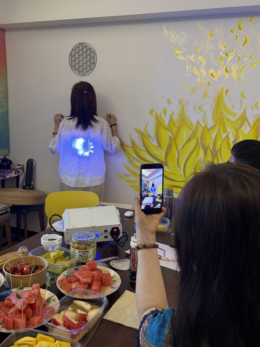 Liaoxiang Youqu Aromatherapy group wellness session with Light Mandalas technology