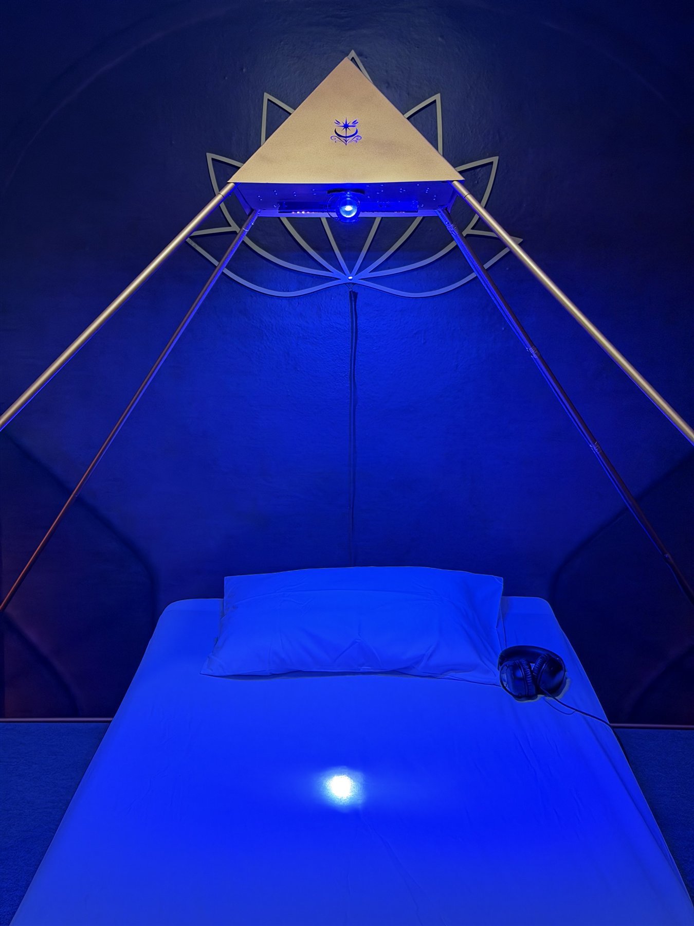 Luminara optical projection element illuminated above the session bed